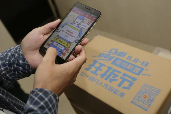 Customer Uses His Smartphone Scan Code Parcel Online Shopping Foshan — Stock Photo, Image