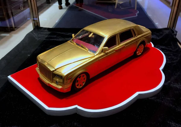 Een Gouden Model Van Rolls Royce Phantom Luxeauto Zien Tijdens — Stockfoto