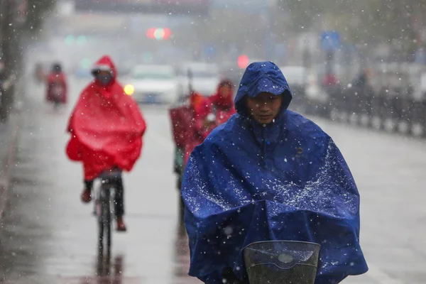 Cyclistes Sur Route Dans Neige Dans Ville Lianyungang Province Jiangsu — Photo