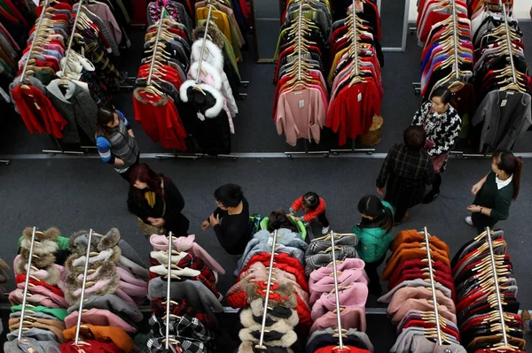 Clientes Compram Roupas Supermercado Cidade Huaian Província Jiangsu Leste China — Fotografia de Stock