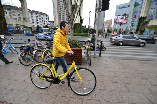 Ein Einwohner Bereitet Sich Auf Die Nutzung Eines Fahrrades Des — Stockfoto