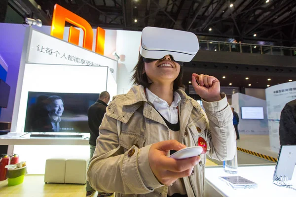 Visitante Prueba Dispositivo Realidad Virtual Xiaomi Luz Expo Internet Durante — Foto de Stock