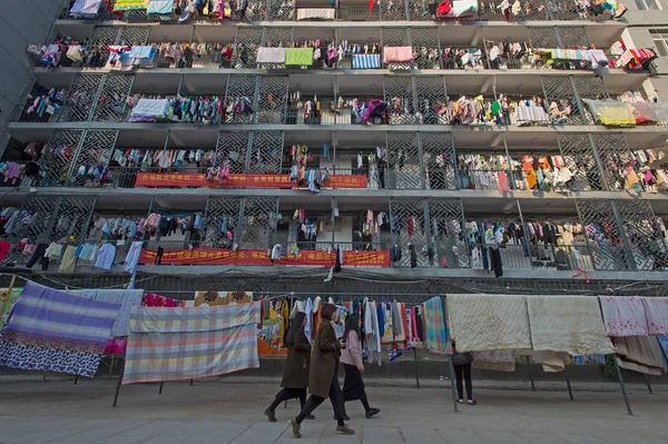 Les Étudiantes Assèchent Leurs Courtepointes Leurs Vêtements Soleil Université Hubei — Photo