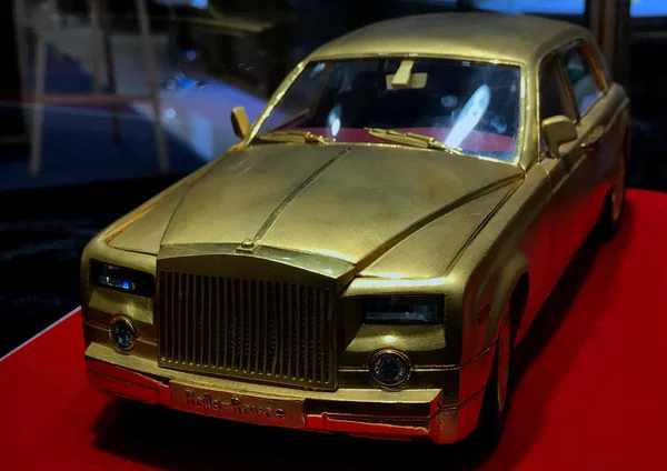 Золотая Модель Роскошного Автомобиля Rolls Royce Phantom Представлена Выставке Золота — стоковое фото