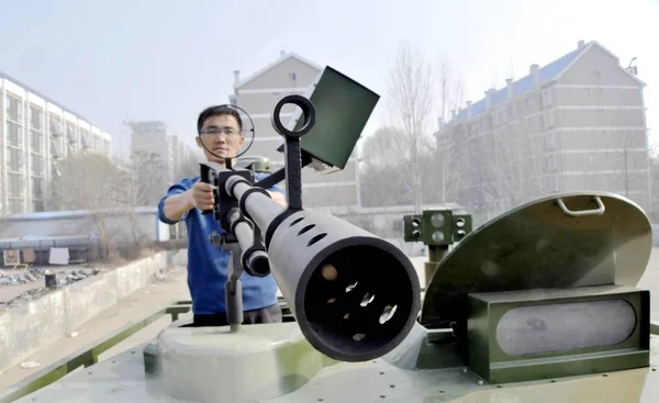 Chinese Arbeider Xing Zhizhen Houdt Een Model Machinegeweer Een Replica — Stockfoto