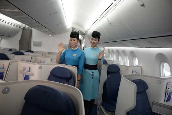 Hostesses 포즈는 첫번째 787 라이너의 항공사 중국의 2016 가오치 국제공항에서의 — 스톡 사진