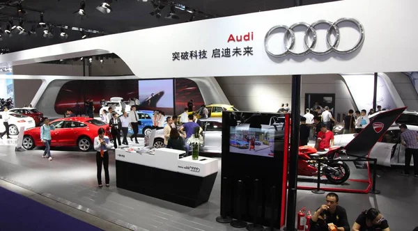 Les Gens Visitent Stand Audi Lors Une Exposition Automobile Nankin — Photo
