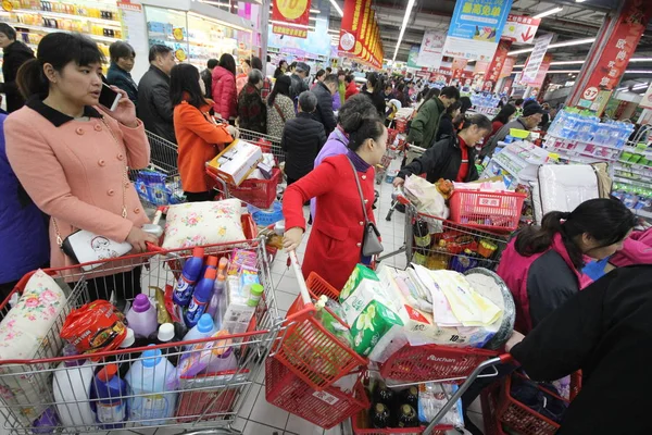 Chińskich Klientów Kolejce Kasy Supermarkecie Mieście Nanjing Wschodnia Chiny Prowincji — Zdjęcie stockowe