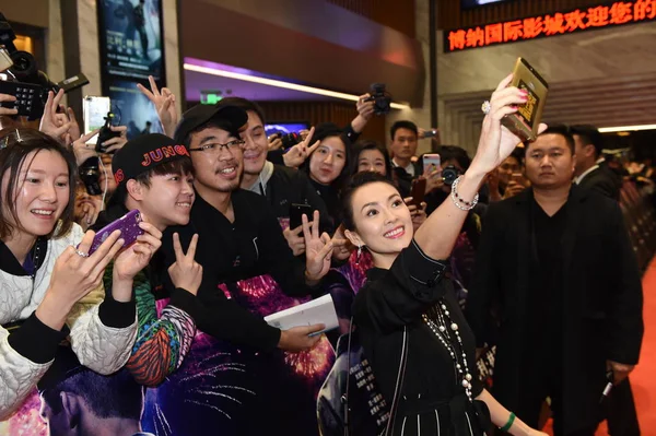 Chinese Actress Zhang Ziyi Front Takes Selfie Fans She Arrives — Stock Photo, Image