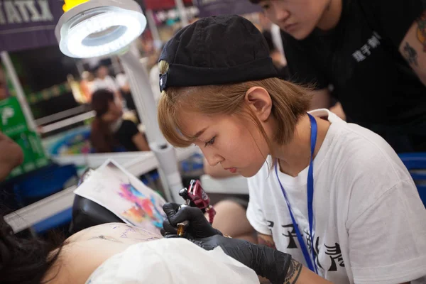 Kinesiska Tattoo Artist Jiaxuan Bläck Bak Platsen Besökare Tatuering Utställning — Stockfoto
