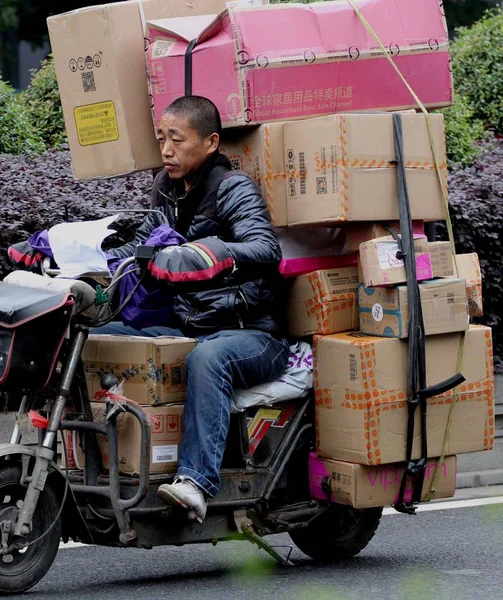 Repartidor Chino Monta Una Motocicleta Completamente Cargada Paquetes Mayoría Los — Foto de Stock