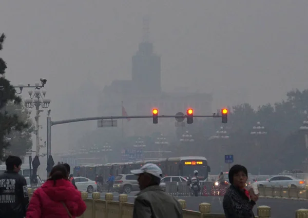 Los Peatones Caminan Por Una Carretera Con Mucho Smog Beijing —  Fotos de Stock