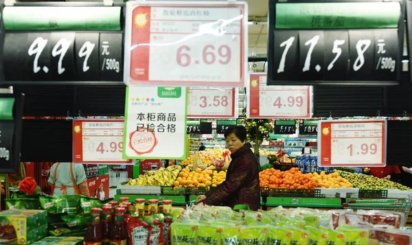 中国人客が中国東部の浙江省杭州市のスーパーマーケットで買い物をしている 2016年12月9日 — ストック写真