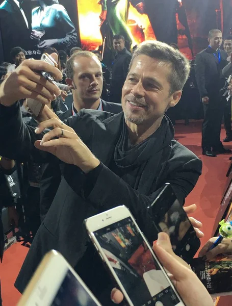 Acteur Américain Brad Pitt Prend Selfie Avec Fan Chinois Alors — Photo