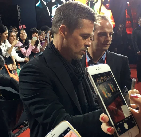 Der Amerikanische Schauspieler Brad Pitt Gibt Autogramme Für Chinesische Fans — Stockfoto