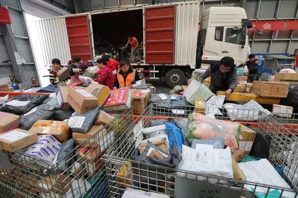 Китайские Рабочие Сортируют Груды Посылок Большинство Которых Интернет Магазинов Singles — стоковое фото