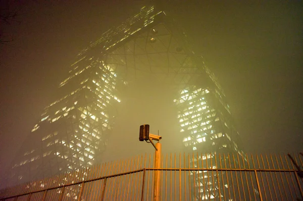 New Cctv Tower Vaguely Seen Heavy Smog Beijing China December — Stock Photo, Image
