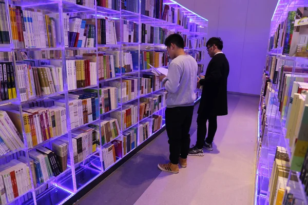 Estudantes Chineses Lêem Livros Nova Biblioteca Universidade Internacional Sias Sob — Fotografia de Stock