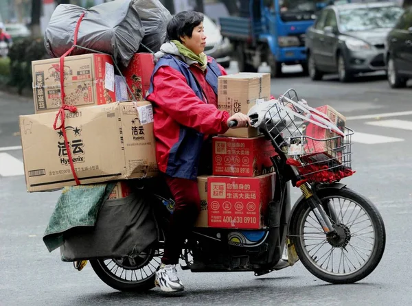 Livreur Chinois Conduit Une Moto Entièrement Chargée Colis Dont Plupart — Photo