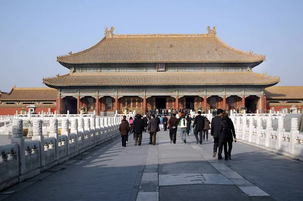 游客参观故宫博物院 也被称为紫禁城 在北京 2012年4月8日 — 图库照片