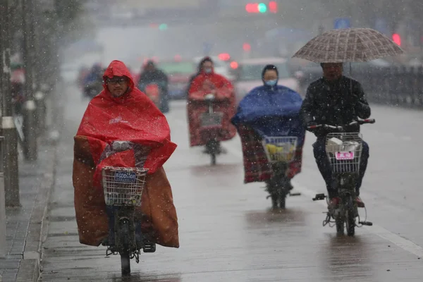 Kerékpárosok Lovagolni Utat Lianyungang Város Kelet Kínai Jiangsu Tartomány 2016 — Stock Fotó