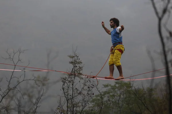 Francuski Śmiałek Theo Sanson Idzie Tyłu Slackline Zawieszone Metrów Powietrzu — Zdjęcie stockowe