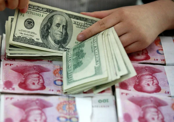Китайський Клерк Розраховує Долари Сша Банкноти Над Юанів Єни Юанів — стокове фото