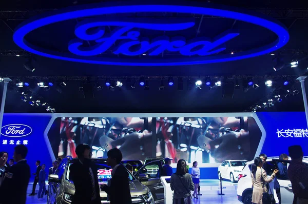 People Visit Stand Ford Automobile Exhibition Wuhan City Central China — стоковое фото