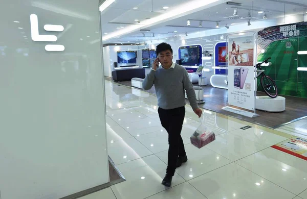 Customer Leaves Store Leeco Also Known Leshi Letv Shopping Mall — Stock Photo, Image