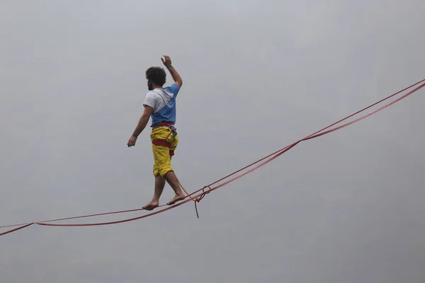 Francuski Śmiałek Theo Sanson Idzie Tyłu Slackline Zawieszone Metrów Powietrzu — Zdjęcie stockowe