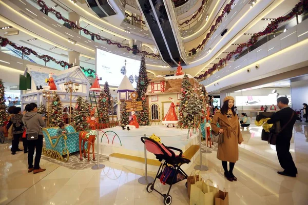 Compradores Chineses Tiram Fotos Árvores Natal Shopping Iapm Xangai China — Fotografia de Stock