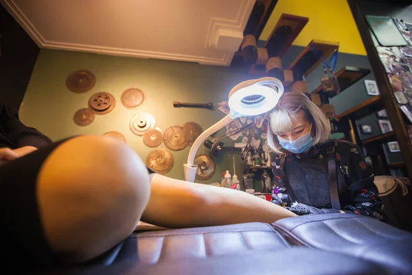 Chinese Tattoo Artist Jiaxuan Inks Ankle Customer Her Tattoo Studio — Stock Photo, Image