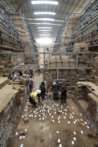 Археологи Розслідувати Розкопки Сайт Давньої Гробниці Починаючи Періоду Трьох Королівств — стокове фото