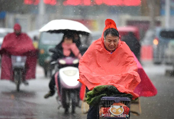 Kerékpárosok Lovagolni Utat Bozhou Város Kelet Kína Anhui Tartomány 2016 — Stock Fotó