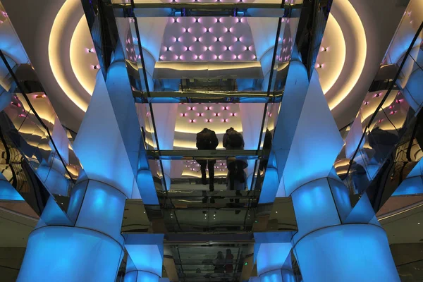 Estudantes Chineses Caminham Através Uma Ponte Vidro Nova Biblioteca Universidade — Fotografia de Stock