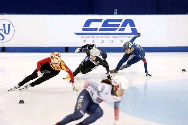 2016年12月10日 在中国上海举行的2016年伊苏世界杯短道速滑比赛中 日本的中超赛女子1500米半决赛 — 图库照片