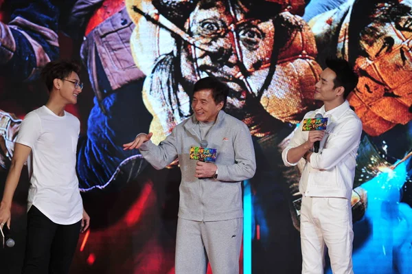 左からZ Tao 香港カンフースターのジャッキー チェン 中国俳優の王海が記者会見に出席し 2016年12月8日に中国 北京で新作映画 鉄道タイガース を宣伝する記者会見に出席した — ストック写真