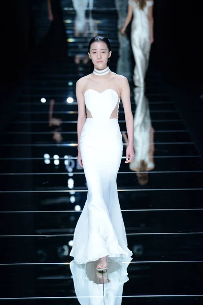 Bir Modeli Yeni Bir Yaratım Düğün Elbise Marka Dennis Defile — Stok fotoğraf