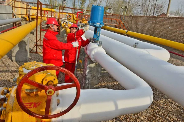 Des Travailleurs Chinois Sinopec Vérifient Les Tuyaux Une Station Distribution — Photo