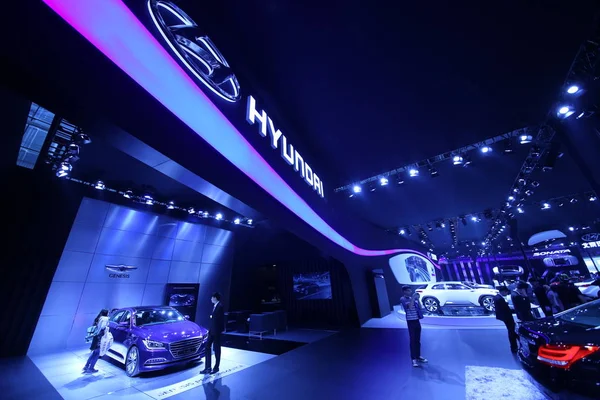 Visitantes Olham Para Carros Hyundai Exposição Durante 12Th China Guangzhou — Fotografia de Stock
