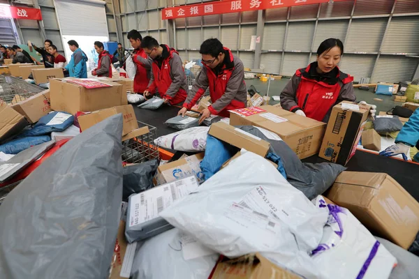 Los Trabajadores Chinos Clasifican Montones Paquetes Mayoría Los Cuales Son — Foto de Stock