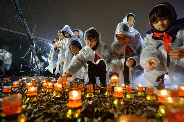 Jóvenes Estudiantes Alinean Velas Bajo Lluvia Durante Una Vigilia Luz — Foto de Stock