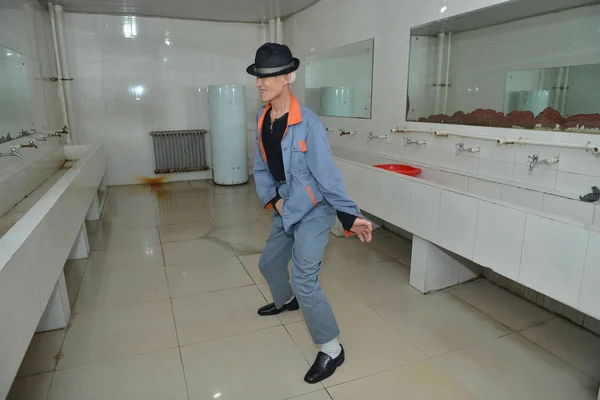 Chiński Czystsze Wang Shijin Praktyk Moonwalk Taniec Przenieść Łazience Shenyang — Zdjęcie stockowe