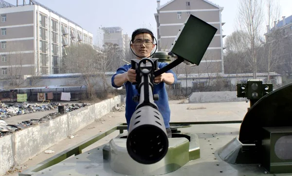 Chinese Arbeider Xing Zhizhen Houdt Een Model Machinegeweer Een Replica — Stockfoto