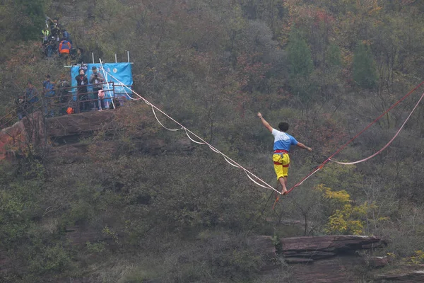 Casse Cou Français Theo Sanson Marche Reculons Sur Slackline Suspendu — Photo