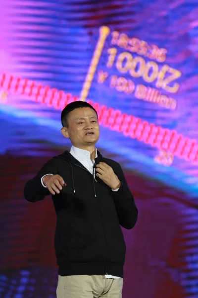 Jack Yun Chairman Alibaba Group Speaks Front Giant Electronic Screen — Stock Photo, Image