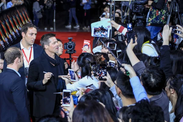 Amerikan Skådespelare Brad Pitt Signerar Autografer För Kinesiska Fans Röda — Stockfoto