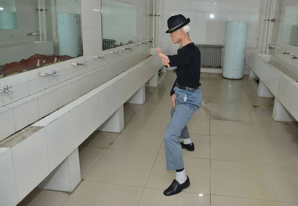 Nettoyeur Chinois Wang Shijin Pratique Mouvement Danse Moonwalk Dans Une — Photo