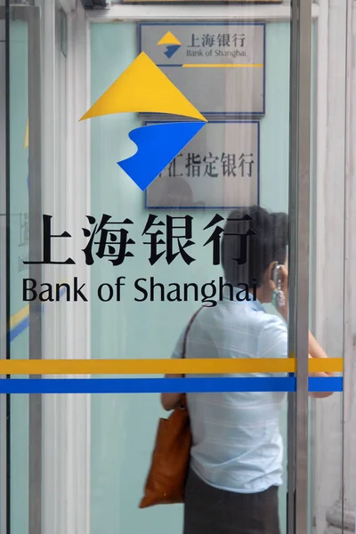 Cliente Fala Seu Celular Uma Filial Banco Xangai Xangai China — Fotografia de Stock