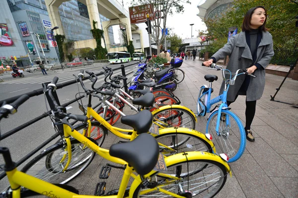 Eine Bewohnerin Schiebt Ein Fahrrad Des Chinesischen Fahrradverleihdienstes Xiaoming Danche — Stockfoto